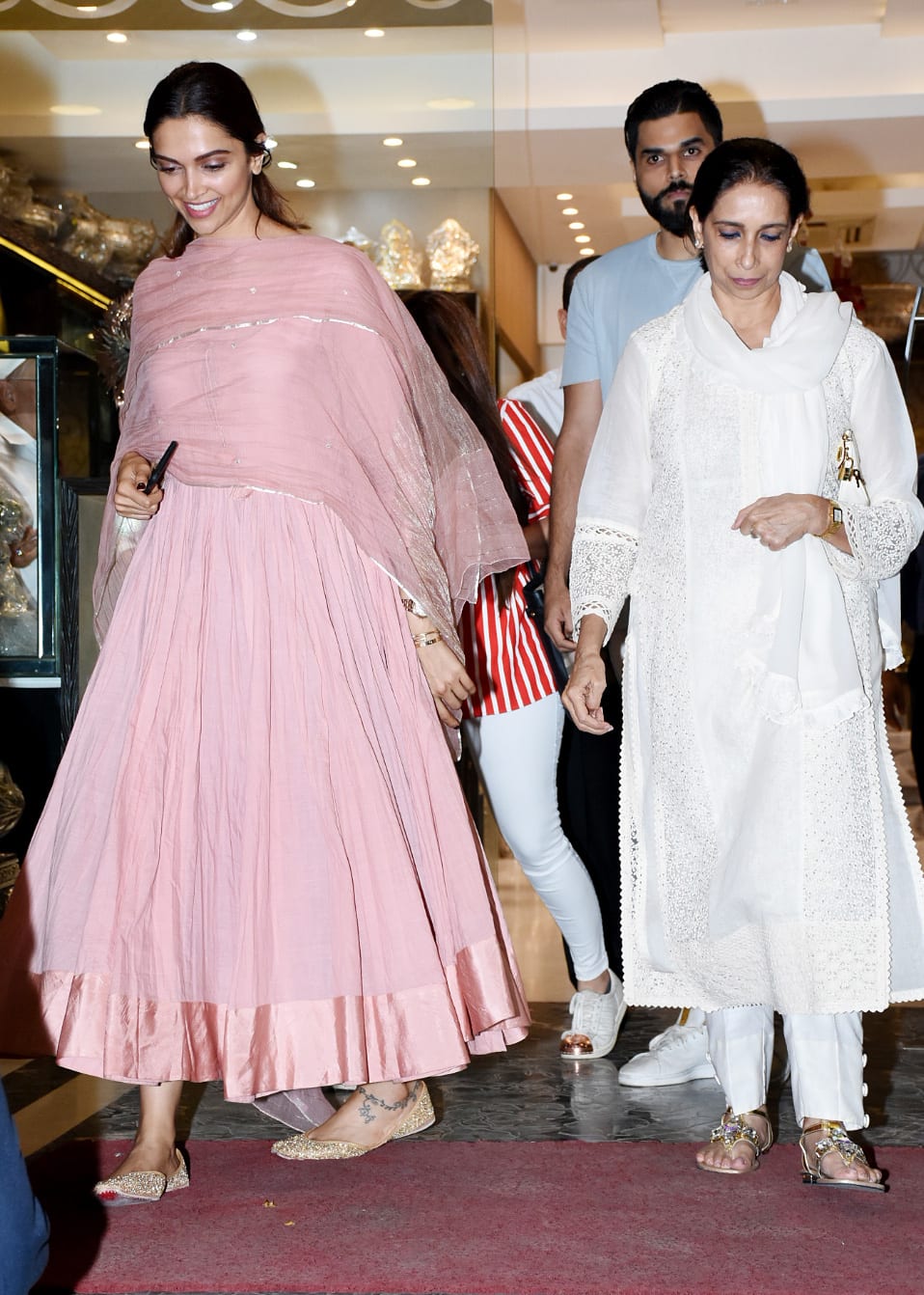 Gossip: शादी से पहले ही रणवीर ने दीपिका के लिए खरीदा नया घर! शॉपिंग में बिजी हैं मस्तानी