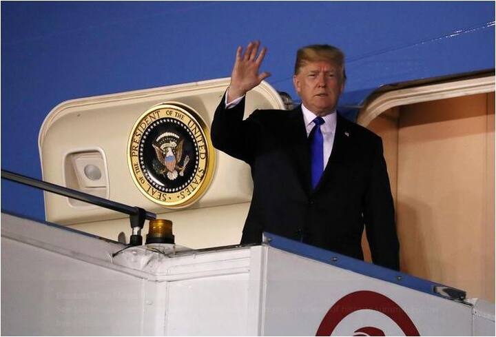  यह न केवल पहला मौका है जब अमेरिका के किसी मौजूदा राष्ट्रपति के साथ उत्तर कोरिया के प्रमुख की बैठक हो रही है बल्कि पहली बार किसी कूटनीतक आयोजन के लिए किम जोंग विदेशी धरती पर कैमरों के आगे नजर आए हैं. (फोटो-एपी)