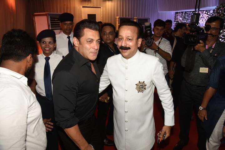 हाल ही में राजनैतिज्ञ बाबा सिद्दीकी के घर पर इफ्तार पार्टी का आयोजन किया गया था. इस पार्टी में बॉलीवुड के एक से एक सितारे ने शिरकत की. ऐसे में हम आपके लिए है उस पार्टी की खूबसूरत तस्वीरें. आगे की स्लाइड्स में देखिए सलमान खान समेत पार्टी में पहुंचे सितारों की तस्वीरें. (तस्वीर: मानव मंगलानी)