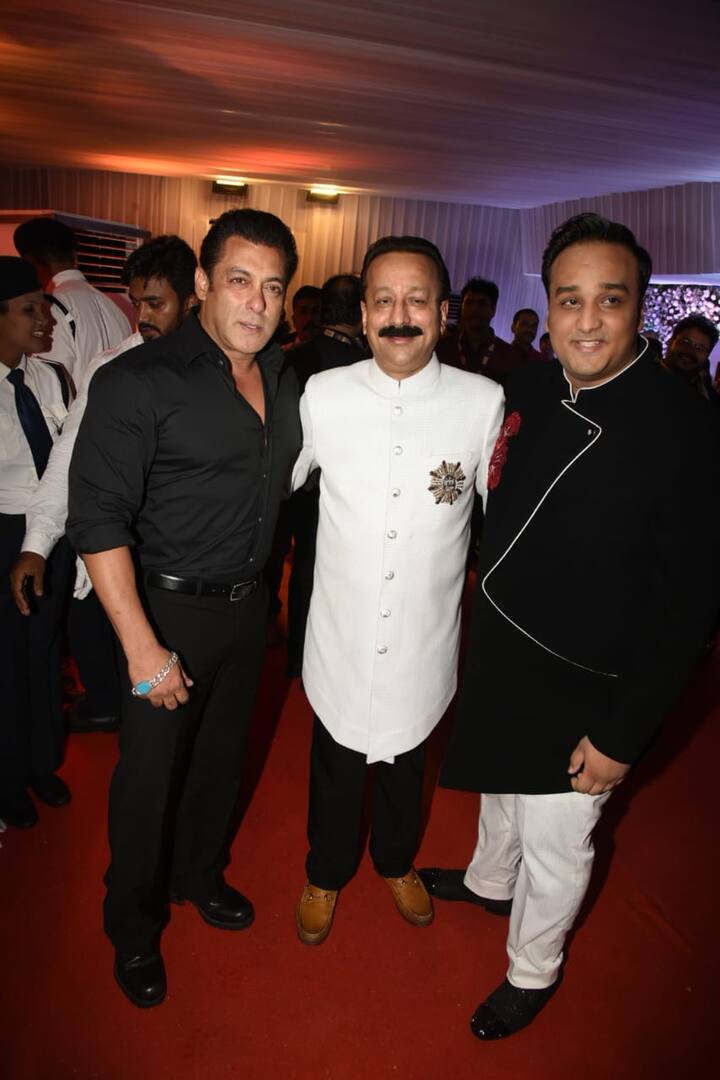 तस्वीर में आप बाबा सिद्दीकी के सात सलमान खान को देख सकते हैं. (तस्वीर: मानव मंगलानी)