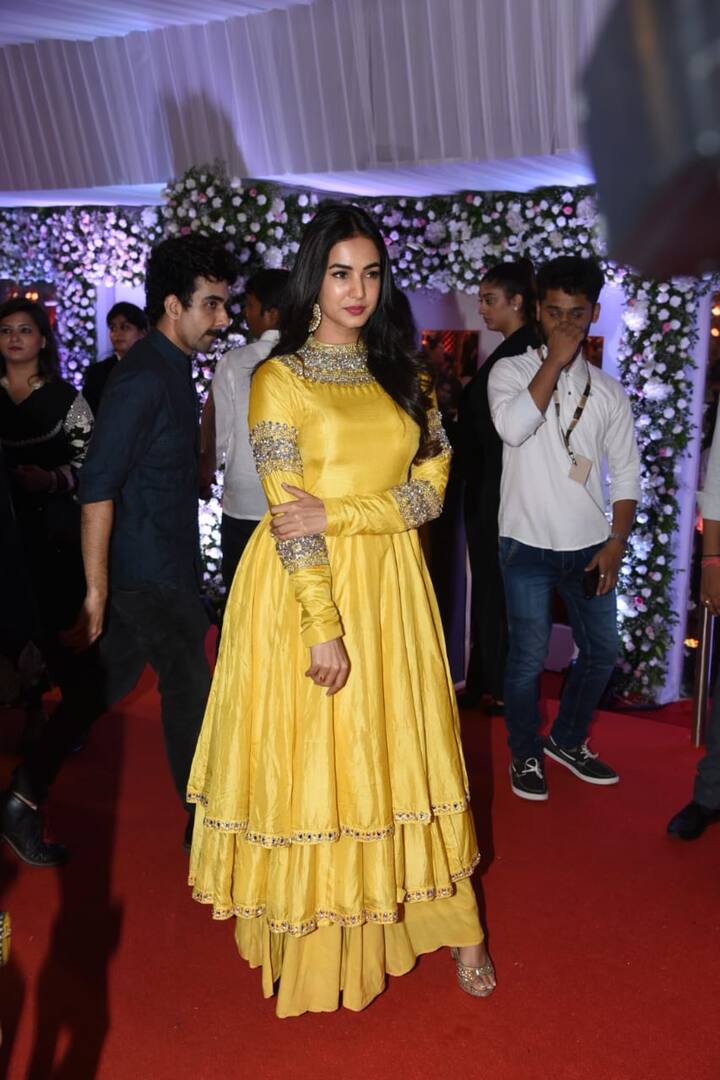 एक्ट्रेस सोनल चौहान की भी इस पार्टी में काफी समय बाद पब्लिक अपीयरेंस हुई है. (तस्वीर: मानव मंगलानी)