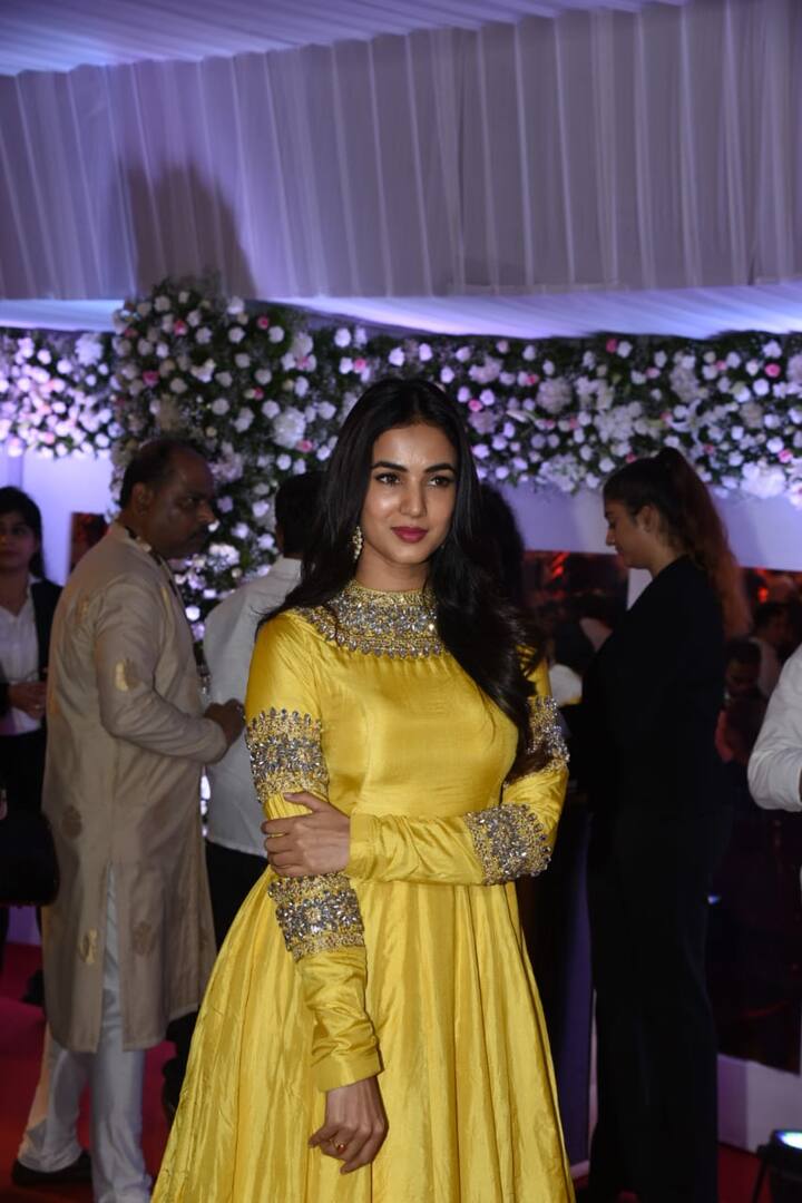 इस दौरान सोनम पीले रंग की ड्रेस में काफी खूबसूरत नजर आ रही थीं. (तस्वीर: मानव मंगलानी)