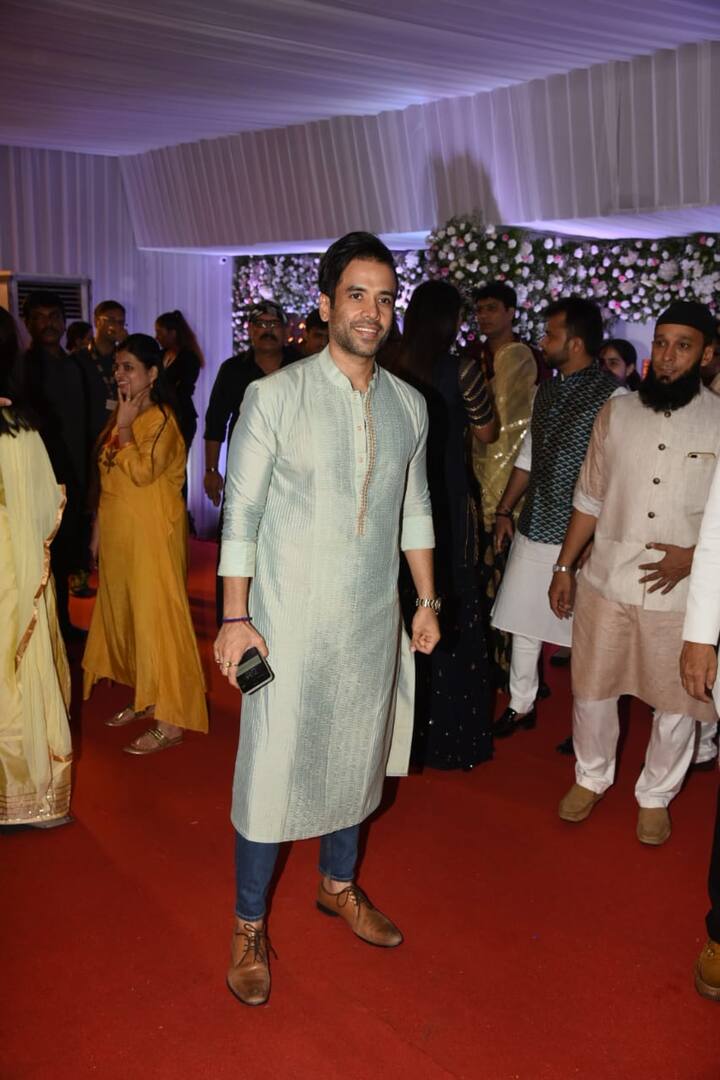 बाबा सिद्दीकी की पार्टी में अभिनेता तुषार कपूर कुछ इस अंदाज में पहुंचे. (तस्वीर: मानव मंगलानी)