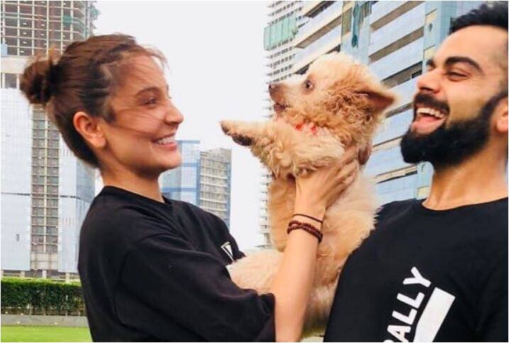 बॉलीवुड स्टार और अपनी पत्नी अनुष्का शर्मा के हाथ में क्यूट से डॉग को देखकर विराट अपनी हंसी नहीं रोक पाए और वो खिलखलाकर हंस उठे. (तस्वीर-इंस्टाग्राम)