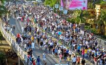 असम: \'बच्चा चोर\' समझकर 2 युवकों की पीट-पीट कर हत्या, पुलिसवाले पर वीडियो बनाने का आरोप