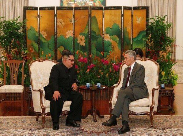 मेजबान सिंगापुर ने भी इस ऐतिहासिक बैठक के लिए 10 करोड़ रूपये खर्च किया है. सिंगापुर के प्रधानमंत्री ली सेन लुंग ने कहा है कि इस बैठक पर करीब 20 मिलियन सिंगापुर डॉलर (10 करोड़ रुपये से ज्यादा) का खर्च आएगा. उन्होंने कहा कि विश्व शांति के लिए ये पूरा खर्चा सिंगापुर सरकार उठाएगी. दरअसल उत्तर कोरिया ने इस बैठक के लिए होटल बिल चुकाने से मना कर दिया है. वहीं अमेरिका ने भी कहा है कि वो उत्तर कोरिया का खर्च नहीं उठाएंगे. इसलिए सिंगापुर सरकार ने खर्च वहन करने पर सहमति जताई. सेंट रेजिस होटल के एक दिन का खर्च 8000 डॉलर है. 