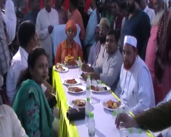 Roza Iftar organized at Mankameshwar Temple in Lucknow लखनऊ के मनकामेश्वर मंदिर में हुआ रोजा इफ्तार का आयोजन, दिखी गंगा-जमुनी तहजीब