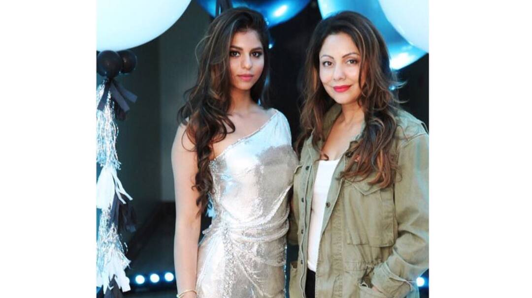 suhana khan is partying with mom gauri khan, see HOT photos on social media MOM गौरी के साथ लंदन में पार्टी कर रही हैं सुहाना, सामने आईं ये HOT तस्वीरें