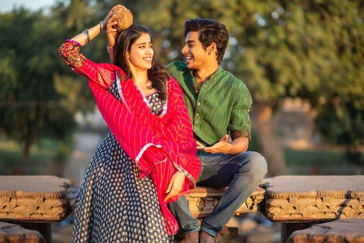  इस तस्वीर को शेयर करते हुए जाह्नवी ने लिखा, बेहद ही खोए ही लम्हों में हमारी ये तस्वीर खींची गई. 