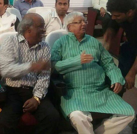 2014 में पूरे देश में मोदी लहर थी जिससे बिहार अछूता नहीं रहा था. लालू यादव ने लोकसभा में चोट खाने के बाद मोदी लहर को विधानसभा में रोकने के लिए एक बार फिर सियासी मास्टर स्ट्रोक मारा. साल 2015 में बिहार की राजनीति में एक ऐसा मौका आया, जिसने राज्य ही नहीं बल्कि पूरे देश को हैरान कर दिया. यह घटना थी धुर विरोधी लालू यादव और जेडीयू के नीतीश कुमार का साथ में चुनाव लड़ने का फैसला करना.
