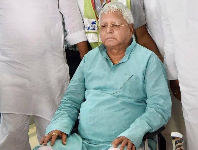 हार्ट से संबंधित बीमारी का इलाज कराने मुंबई गए आरजेडी सुप्रीमो लालू यादव अब पटना लौटे चुके हैं. पटना के जय प्रकाश नारायण एयपोर्ट से बाहर निकलते हुए लालू यादव व्हील चेयर पर दिखे थे. चारा घोटाले में सजायाफ्ता लालू प्रसाद यादव अस्थाई जमानत पर बाहर थे. बता दें, बिहार के पूर्व मुख्यमंत्री को झारखंड हाईकोर्ट ने छह हफ्ते की जमानत दी थी.