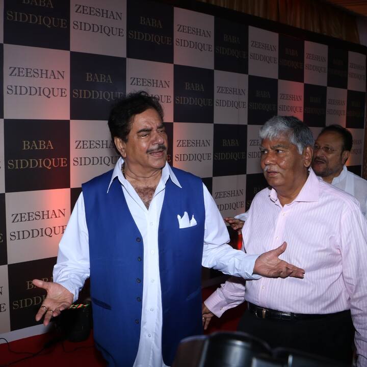 अभिनेता से राजनेता बने शत्रुघ्न सिन्हा भी इफ्तार पार्टी में शामिल हुए. (तस्वीर: मानव मंगलानी)