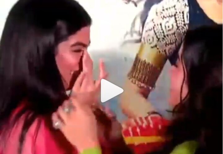 Video: Khushi kapoor crying at dhadak trailer launch, janhvi kapoor, ishan khatter Video: 'धड़क' के ट्रेलर लॉन्च में जाह्नवी की बहन की आंखों से निकले खुशी के आंसू