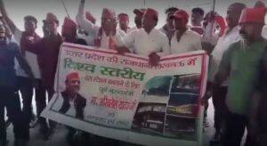 योगी आदित्यनाथ के उद्घाटन करने से पहले ही सपा समर्थकों ने एयरपोर्ट जैसे बस अड्डे का फ़ीता काटा