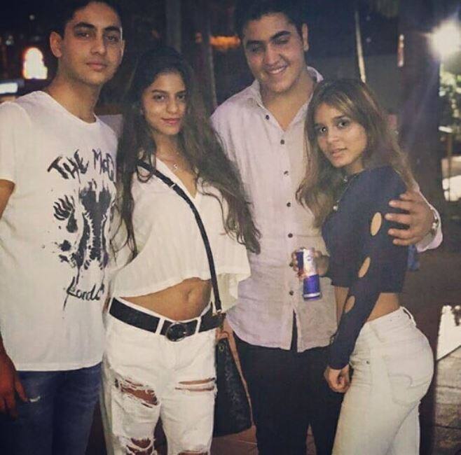 वहीं एक ने लिखा कि हमें उम्मीद है कि सुहाना भी पापा शाहरुख की तरह एक अच्छी डांसर हों. एक यूजर ने लिखा कि दोनों मम्मी और बेटी कम बहनें ज्यादा लग रही हैं. (Photo: Instagram)