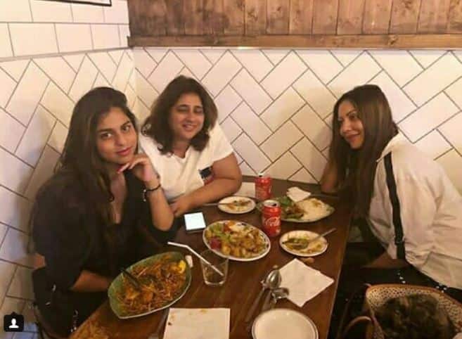 तो एक यूजर ने सुहाना के लिए लिखा कि वो अपनी उम्र से ज्यादा बड़ी लगती हैं. (Photo: Instagram)