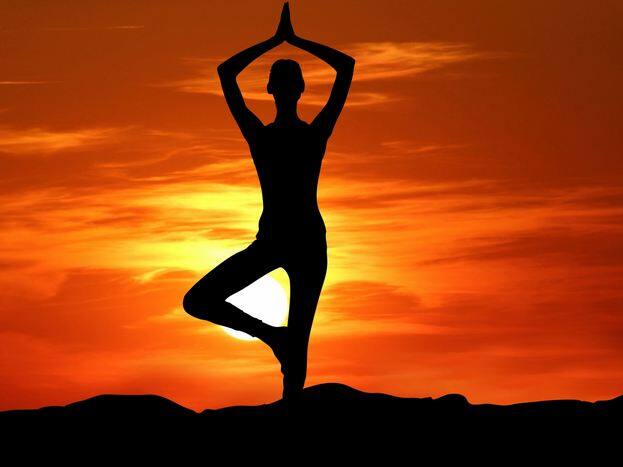 नियमित तौर पर योग करने से ऑक्सीडेटिव तनाव में कमी आती है और डीएनए क्षति को ठीक करने में मदद मिलती है. फोटोः गूगल फ्री इमेज