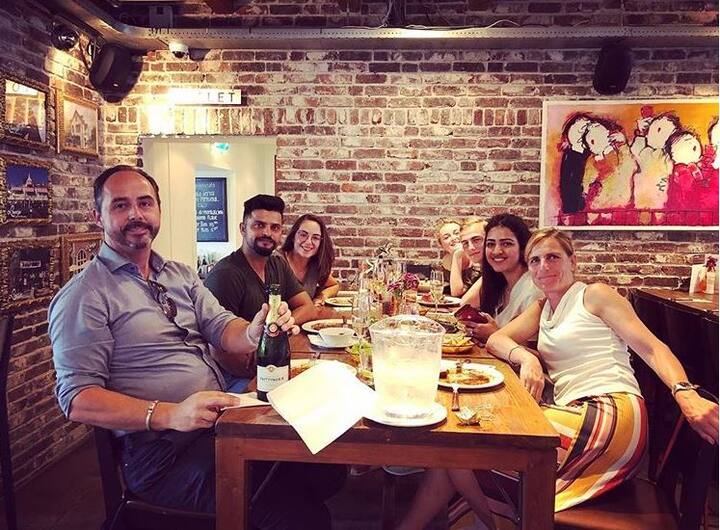  दोनों इन दिनों यूरोप में नीदरलैंड के फेमस शहर एमस्टर्डम में छुट्टियां बिता रहे हैं. वहीं से उन्होंने ये तस्वीर अपने चाहने वालों के लिए शेयर की है. (तस्वीर-इंस्टााग्राम)