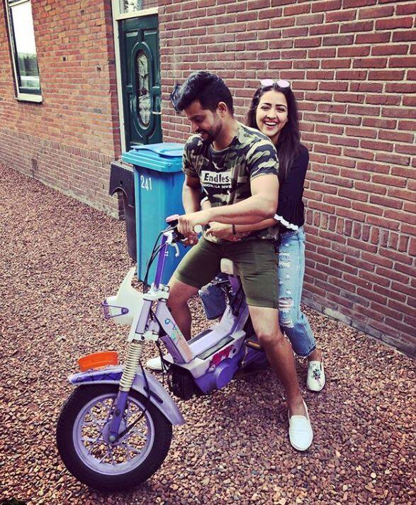 इस तस्वीर में रैना अपनी पत्नी के साथ स्कूटी पर बैठे नजर आए. बता दें कि हाल ही में रैना आईपीएल के बिजी शेड्यूल से फ्री हुए हैं.  (तस्वीर-इंस्टााग्राम)