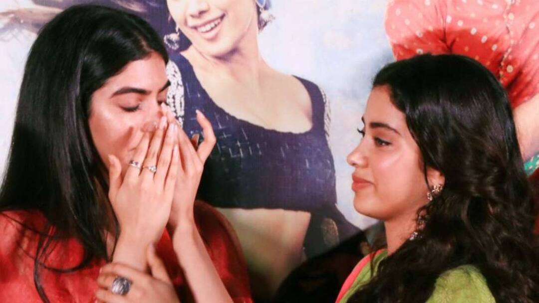 Jhanvi kapoor misses sridevi on dhadak trailer launching event shares srivedi tips अपनी मां को बहुत मिस कर रही हूं : जाह्नवी कपूर