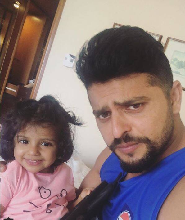 यह पहली बार नहीं है जब रैना अपनी पत्नी के साथ इस अंदाज में नजर आए हैं. इससे पहले भी क्रिकेटर रैना अपनी बेटी के साथ कई मौकों पर मस्ती करते देखें गए हैं. (तस्वीर-इंस्टााग्राम)