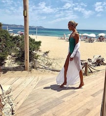 समुद्र किनारे बिकनी में टहलते हुए कैमरे में कैद हुईं ये हॉलीवुड एक्ट्रेस