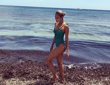 समुद्र किनारे बिकनी में टहलते हुए कैमरे में कैद हुईं ये हॉलीवुड एक्ट्रेस