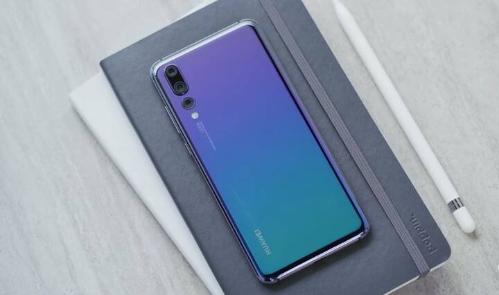 हुवावे पी20 प्रो: हुवावे पी20 प्रो में ट्रिपल लेंस कैमरा दिया गया है जो 4000mAh की शानदार बैटरी के साथ आता है. फोन का कैमरा सबसे अलग है. आपको बता दें कि ये पहला ऐसा स्मार्टफोन है जो ट्रिपल कैमरा सेटअप के साथ आता है. फोन में 40 मेगापिक्सल का आरजीबी सेंसर दिया गया है तो वहीं 20 मेगापिक्सल का मोनोक्रोम सेंसर और 8 मेगापिक्सल का टेलीफोटो लेंस. हुवावे के इस फोन में 6.1 इंच की OLED डिस्प्ले दी गई है. तो वहीं फोन की कीमत 64,999 रूपये है.