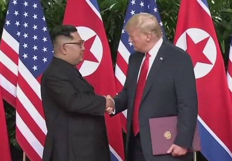 ट्रंप और किम ने सिंगापुर समझौते पर किए साइन, उत्तर कोरियाई नेता ने कहा- दुनिया अब बदलाव देखेगी Live Updates on Donald Trump Kim Jong un historic Meet in Singapore and India connection with ABP News ट्रंप और किम ने सिंगापुर समझौते पर किए साइन, उत्तर कोरियाई नेता ने कहा- दुनिया अब बदलाव देखेगी