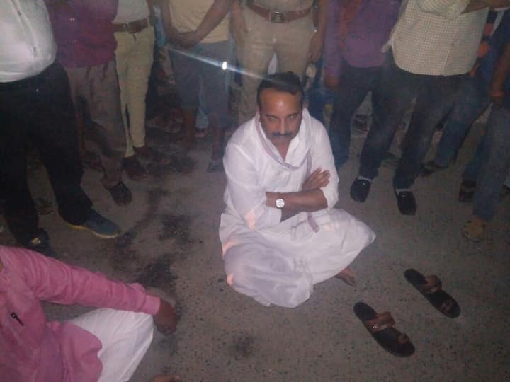 Youth trying to scramble with BJP MLC Dinesh Pratap Singh near Babatpur in Varansi  वाराणसी: हाइवे बना मनमानी का अड्डा, मंत्री के बाद अब बीजेपी एमएलसी से बदसलूकी