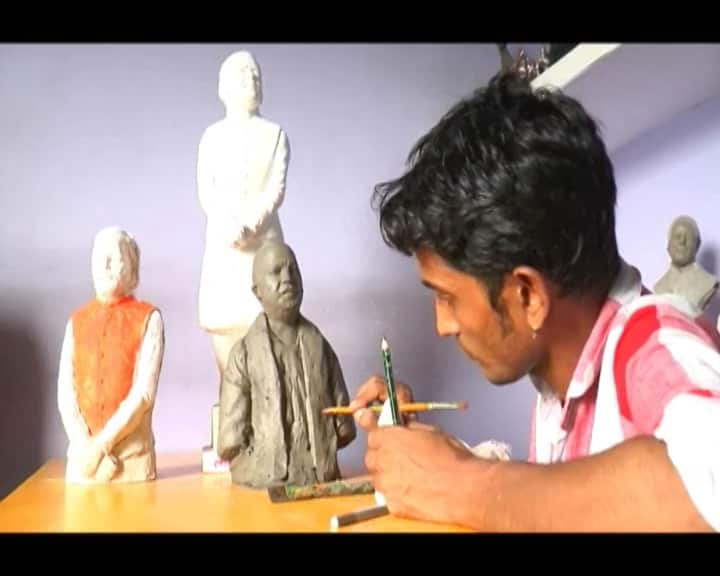 Chitrakoot Artist making idols of PM Narendra Modi and UP CM Yogi fighting against deadly disease घातक बीमारी से जूझ रहा है मोदी और योगी की मूर्तियां बनाने वाला कलाकार, खून से खत लिख मांगी थी मदद