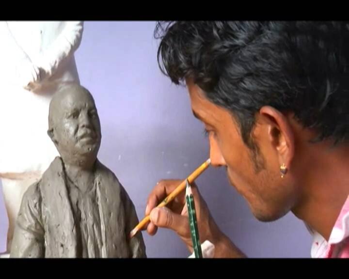 tragic story of pawan sahu who make the miniature of pm modi and cm yogi मोदी-योगी की मूर्ति बनाने वाले पवन की कहानी जान कर आपकी आंखें भी नम हो जाएंगी