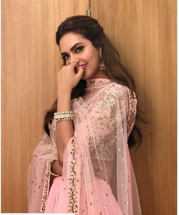 कुछ तस्वीरों में ईशा देसी अंदाज में अपने हुस्न का जलवा बिखेरती नजर आती हैं तो कभी वेस्टर्न. इस तस्वीर में आप देख सकते हैं कि पिंक लहंगे में ईशा गजब की खूबसूरत लग रही हैं. (Photos- Instagram @egupta)