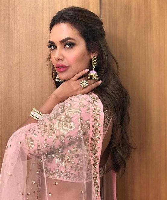 इसमें वो बड़ी ही मासूमियत भरी मुस्कान के साथ कैमरा पर पोज देती नजर आ रही हैं. (Photos- Instagram @egupta)