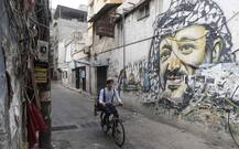 ये विदेशी हेयर स्टाइलिश साइकिल पर घूम-घूमकर ढूंढ़ता है अपने ग्राहक