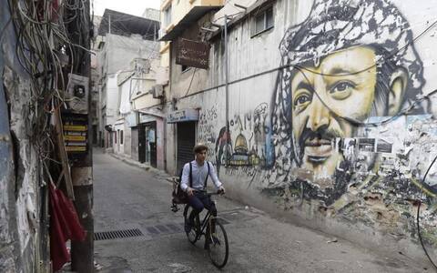 ये विदेशी हेयर स्टाइलिश साइकिल पर घूम-घूमकर ढूंढ़ता है अपने ग्राहक