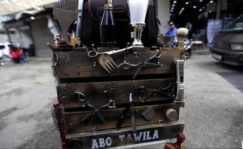 ये विदेशी हेयर स्टाइलिश साइकिल पर घूम-घूमकर ढूंढ़ता है अपने ग्राहक