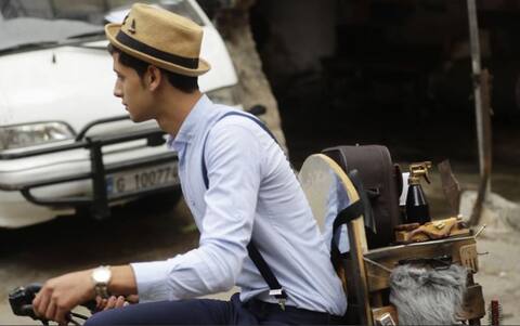 ये विदेशी हेयर स्टाइलिश साइकिल पर घूम-घूमकर ढूंढ़ता है अपने ग्राहक