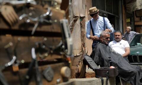 ये विदेशी हेयर स्टाइलिश साइकिल पर घूम-घूमकर ढूंढ़ता है अपने ग्राहक