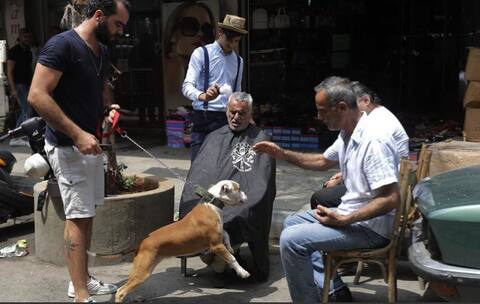 ये विदेशी हेयर स्टाइलिश साइकिल पर घूम-घूमकर ढूंढ़ता है अपने ग्राहक