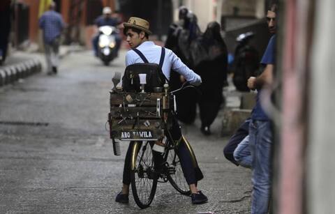 ये विदेशी हेयर स्टाइलिश साइकिल पर घूम-घूमकर ढूंढ़ता है अपने ग्राहक