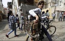 ये विदेशी हेयर स्टाइलिश साइकिल पर घूम-घूमकर ढूंढ़ता है अपने ग्राहक