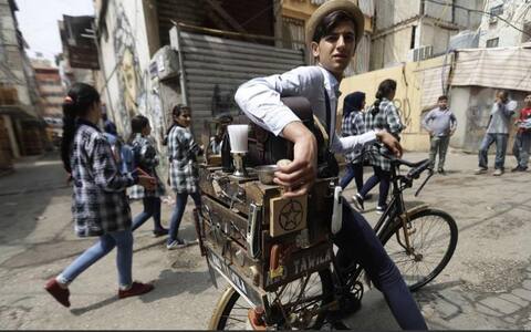 ये विदेशी हेयर स्टाइलिश साइकिल पर घूम-घूमकर ढूंढ़ता है अपने ग्राहक