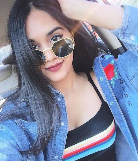 वो अक्सर अलग-अलग ड्रेस में फोटो खिंचवाया करती हैं. इसी वजह से पूजा के इंस्टाग्राम पर 25 लाख 3 हजार फॉलोअर्से हैं. तस्वीर: इंस्टाग्राम