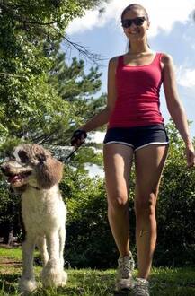 आकर्षक लगना है तो बदलें अपने चलने का तरीका, दीवाने हो जाएंगे मर्द