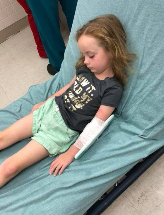 सिर्फ एक छोटा सा कीड़ा इंसान को पैरालाइज्ड कर सकता है. जी हां ये सच है. अमेरिका के मिसिसिपी में इस तरह का एक मामला सामने आया है. जहां 5 साल की बच्ची को एक कीड़े ने काट लिया जिसके बाद वो लड़की पैरालाइज्ड हो गई है.  पैरालाइज्ड होने के कारण वो ठीक से बोल भी नहीं पा रही है. (फोटो-फेसबुक)