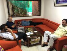 24 घंटे बाद भी एलजी हाउस में केजरीवाल का धरना जारी, मनोज तिवारी ने कहा- ये लोकतंत्र का मजाक