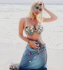 वीडियो में लोगों को हंसाती है और तस्वीरों से करती है मदहोश