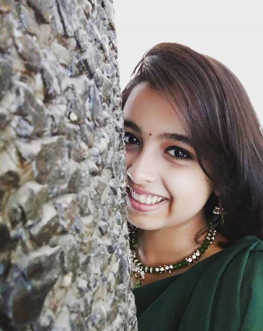 कलर्स टीवी के फेमस सीरियल ''उतरन'' में नजर आ चुकी स्पर्श खानचंदानी भी उन्हीं एक्ट्रेसेस में शुमार हैं जिन्होंने बेहद कम उम्र में अपनी एक्टिंग और क्यूटनेस से लोगों को प्रभावित किया है. (तस्वीर-इंस्टाग्राम)