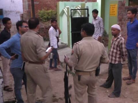 संकरी गलियों में जान बचाने के लिए दौड़ते रहा सपा कार्यकर्ता, सरेआम गोली-बमों से की हत्या संकरी गलियों में जान बचाने के लिए दौड़ते रहा सपा कार्यकर्ता, सरेआम गोली-बमों से की हत्या